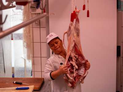 ...poi strappa la zeppa e infine �apre� le bestie per estrarne le interiora